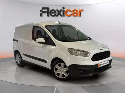 Usado Ford Tourneo Courier Trend 101 CV (74 kW) 2018 Blanco Monovolumen