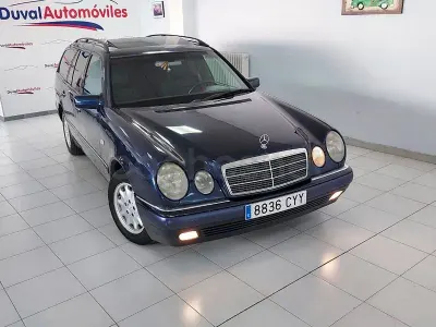 Usado Mercedes E290 Elegance 129 CV (94 kW) 1999 Azul Familiar