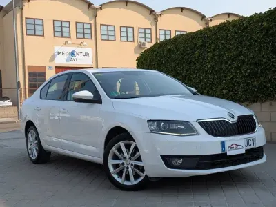 Usado Skoda Octavia Elegance 140 CV (102 kW) 2015 Blanco Familiar