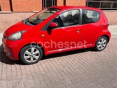 Usado Toyota Aygo Live 68 CV (50 kW) 2012 Rojo Utilitario