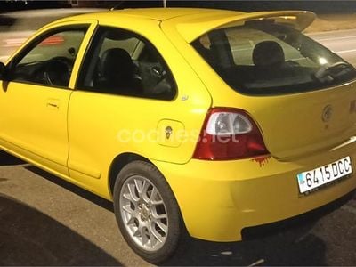 Usado MG ZR 103 CV (75 kW) 2004 Amarillo Utilitario