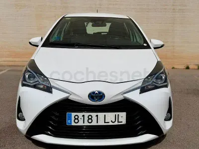 Usado Toyota Yaris Hybrid Active 100 CV (73 kW) 2020 Blanco Berlina