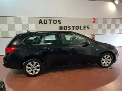 Usado Opel Astra Selective 110 CV (80 kW) 2015 Negro Familiar