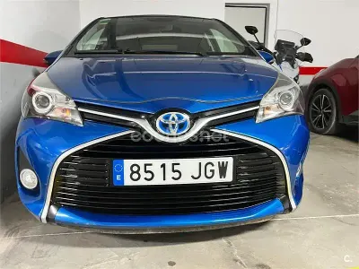Usado Toyota Yaris Hybrid Active 100 CV (73 kW) 2015 Azul Berlina