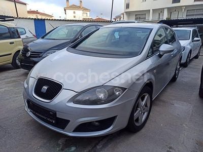 Usado Seat Leon Reference 105 CV (77 kW) 2012 Gris / plata Berlina