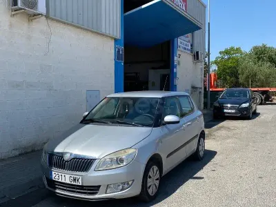 Usado Skoda Fabia Style 86 CV (63 kW) 2010 Gris / plata Berlina