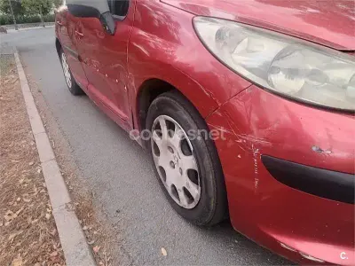 Usado Peugeot 207 90 CV (66 kW) 2006 Rojo Berlina