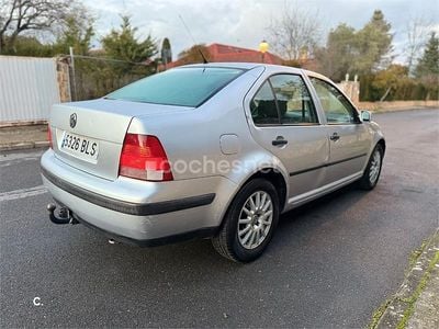Gris / plata Usado 2001 VW Bora Conceptline Berlina | 2150 €