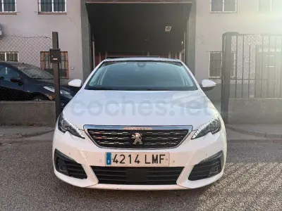 Usado Peugeot 308 Allure 130 CV (95 kW) 2021 Blanco Berlina