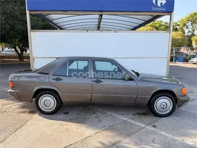 Usado Mercedes 190 109 CV (80 kW) 1990 Marrón Berlina