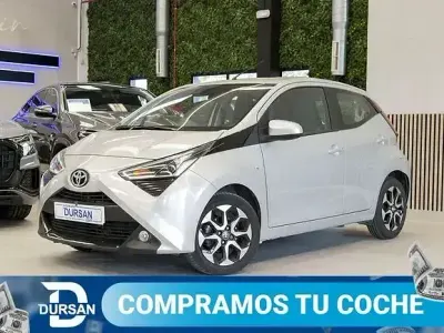 Usado Toyota Aygo X-play 72 CV (52 kW) 2021 Gris claro Utilitario