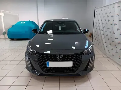 Nuevo Peugeot 208 Allure 100 CV (73 kW) 2025 Gris Utilitario