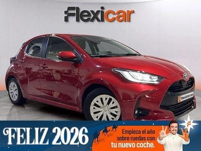 Rojo Usado 2023 Toyota Yaris Hybrid Active Berlina | 18.990 € (Precio justo)