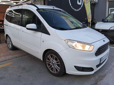 Usado Ford Tourneo Courier Titanium 100 CV (73 kW) 2016 Blanco Monovolumen