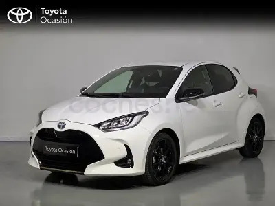 Käytetty Toyota Yaris Hybrid Style 116 HP (85 kW) 2022 Valkoinen Sedan