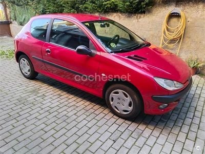 Usado Peugeot 206 75 CV (55 kW) 2002 Rojo Berlina