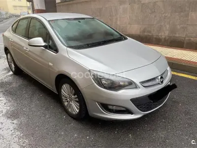 Usado Opel Astra Business 110 CV (80 kW) 2014 Gris / plata Berlina