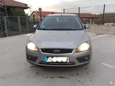 Usado Ford Focus Trend 109 CV (80 kW) 2005 Gris / plata Berlina