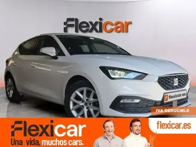 Usado Seat Leon Style 130 CV (95 kW) 2023 Blanco Familiar
