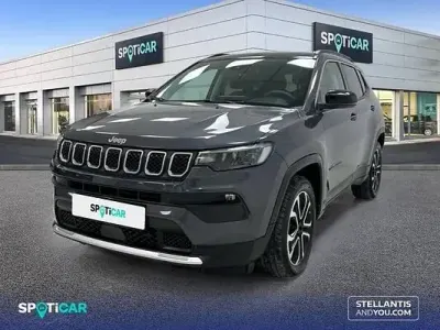 Usado Jeep Compass Limited 130 CV (95 kW) 2022 Gris / plata SUV