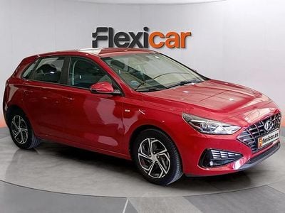 Usado Hyundai i30 120 CV (88 kW) 2022 Rojo Berlina