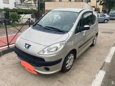 Usado Peugeot 1007 75 CV (55 kW) 2005 Gris / plata Monovolumen