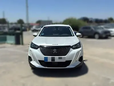 Usado Peugeot 2008 Allure 110 CV (80 kW) 2021 Blanco SUV