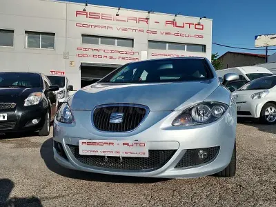 Usado Seat Leon Sport 105 CV (77 kW) 2007 Gris / plata Utilitario