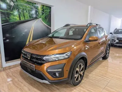 Usado Dacia Sandero Expression 91 CV (66 kW) 2022 Amarillo Berlina