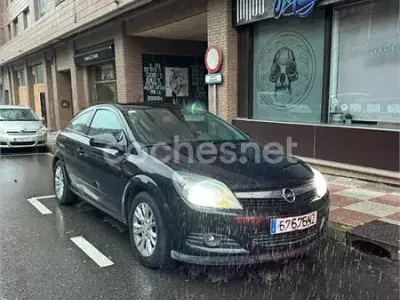 Usado Opel Astra GTC Sport 110 CV (80 kW) 2009 Negro Berlina