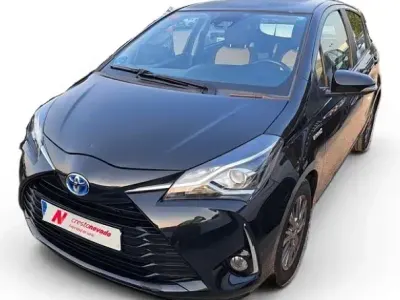 Usado Toyota Yaris Hybrid Active 100 CV (73 kW) 2019 Negro
