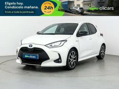 Käytetty Toyota Yaris Hybrid Style 75 HP (55 kW) 2021 Valkoinen Sedan