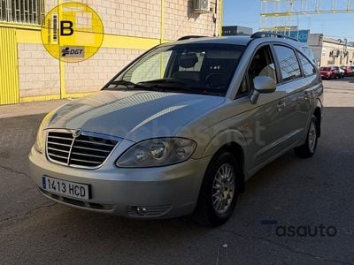 Usado Ssangyong (KGM) Rodius 165 CV (121 kW) 2011 Gris / plata Monovolumen