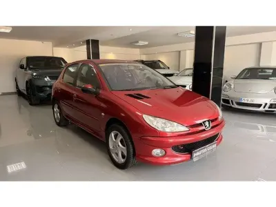 Usado Peugeot 206 109 CV (80 kW) 2005 Rojo Utilitario