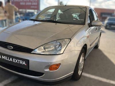 Usado Ford Focus Trend 101 CV (74 kW) 2001 Gris / plata Berlina