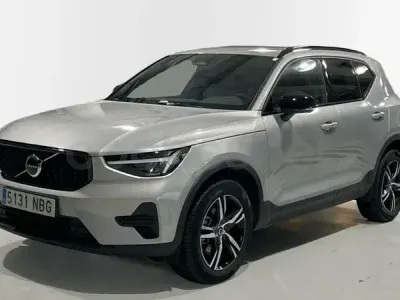 Usado Volvo XC40 Plus 163 CV (119 kW) 2025 Gris / plata SUV