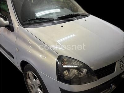 Usado Renault Clio II Dynamique 75 CV (55 kW) 2003 Gris / plata Berlina