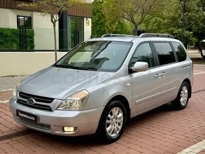 Usado Kia Carnival EX 185 CV (136 kW) 2006 Gris / plata Monovolumen
