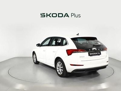 Usado Skoda Scala Ambition 110 CV (80 kW) 2022 Blanco Utilitario