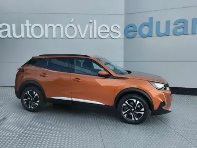 Usado Peugeot 2008 Allure 131 CV (96 kW) 2021 Naranja SUV