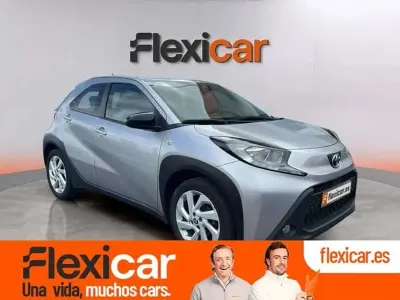 Usado Toyota Aygo Live 68 CV (50 kW) 2023 Gris Utilitario