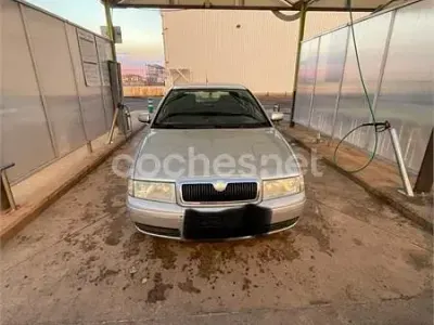 Usado Skoda Octavia Ambiente 90 CV (66 kW) 2003 Gris / plata Berlina