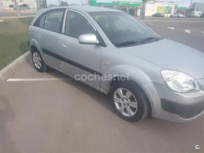 Usado Kia Rio EX 110 CV (80 kW) 2005 Gris / plata Berlina