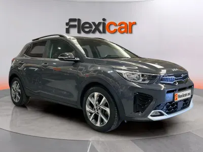 Usado Kia Stonic GT-Line 120 CV (88 kW) 2023 Gris SUV
