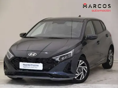 Usado Hyundai i20 101 CV (74 kW) 2025 Gris Utilitario