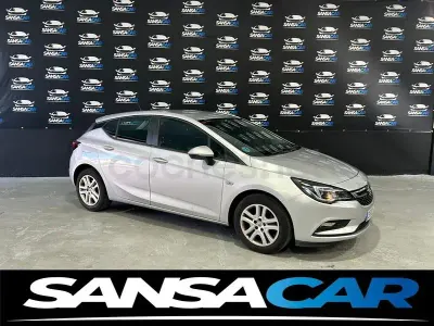 Usado Opel Astra Elegance 110 CV (80 kW) 2016 Gris / plata Berlina