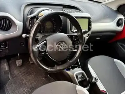 Usado Toyota Aygo X-play 69 CV (50 kW) 2018 Rojo Utilitario