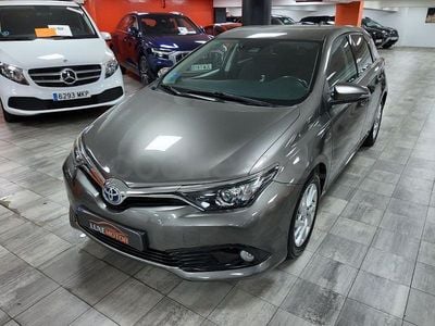Usado Toyota Auris Hybrid Advance 136 CV (100 kW) 2018 Gris / plata Berlina