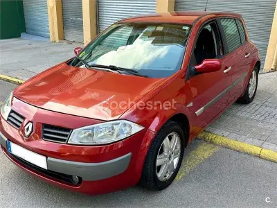 Usado Renault Mégane Dynamique 115 CV (84 kW) 2004 Rojo Berlina