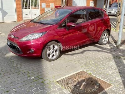 Usado Ford Fiesta Trend 90 CV (66 kW) 2009 Granate Utilitario